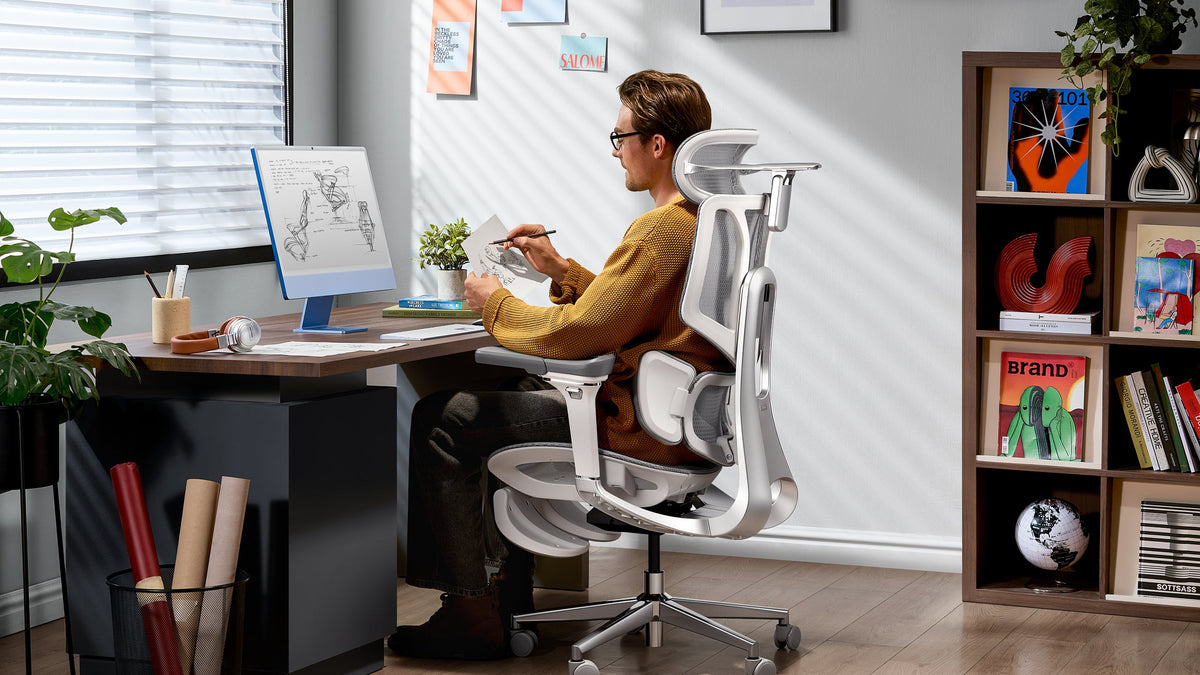 Person sitzt auf einem HBADA E3 Bürostuhl im Homeoffice