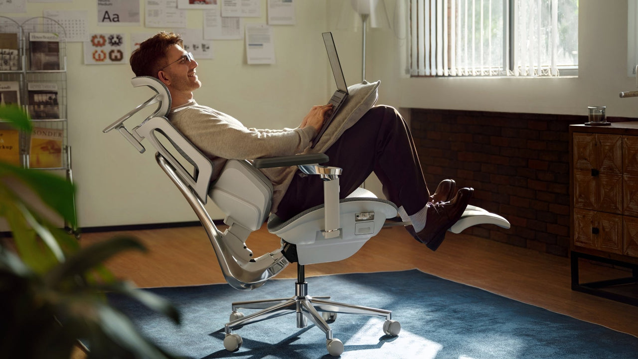 Moderner Arbeitsplatz mit einem HBADA E3 Bürostuhl