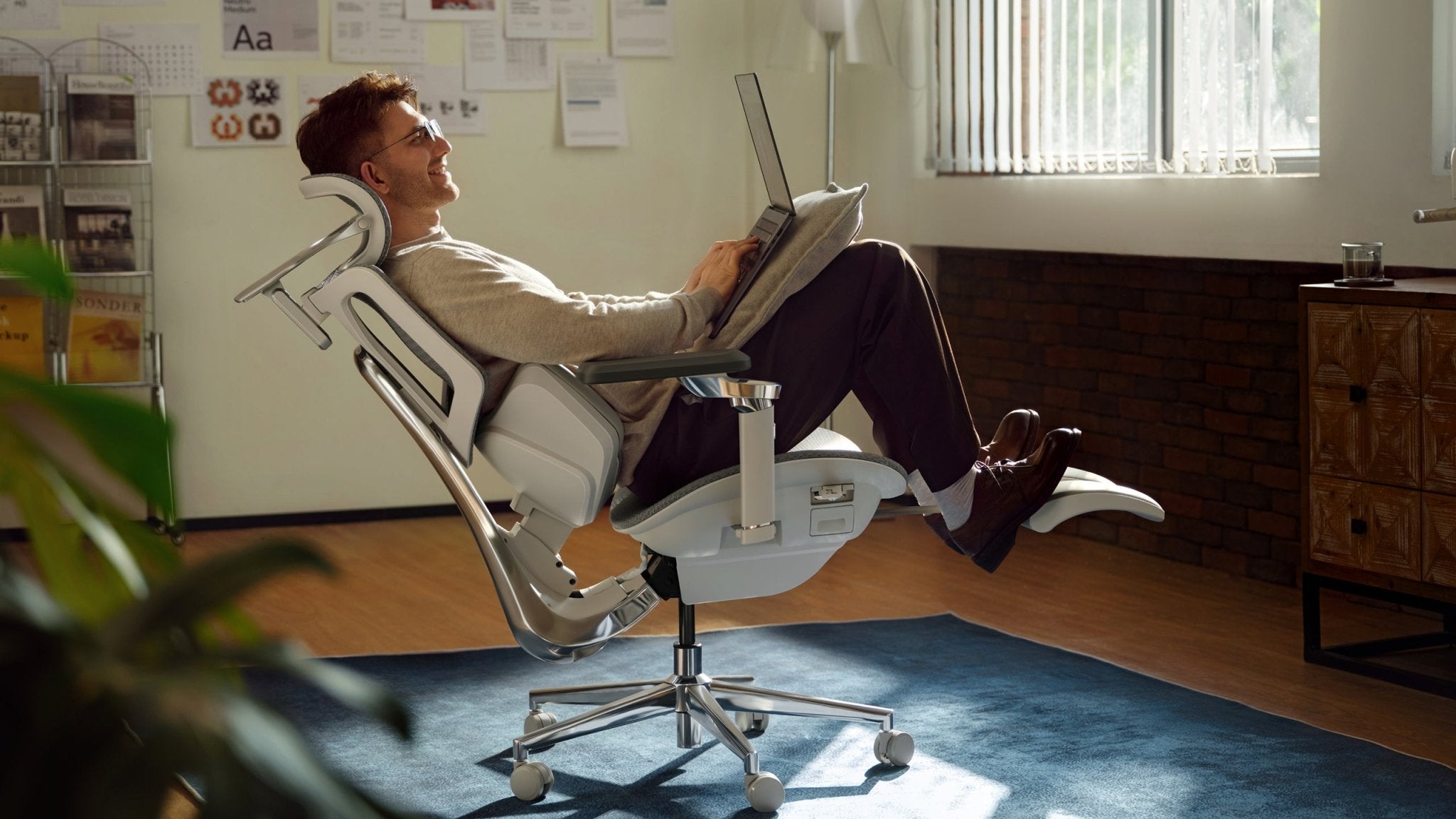 Moderner Arbeitsplatz mit einem HBADA E3 Bürostuhl