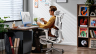 Person sitzt auf einem HBADA E3 Bürostuhl im Homeoffice